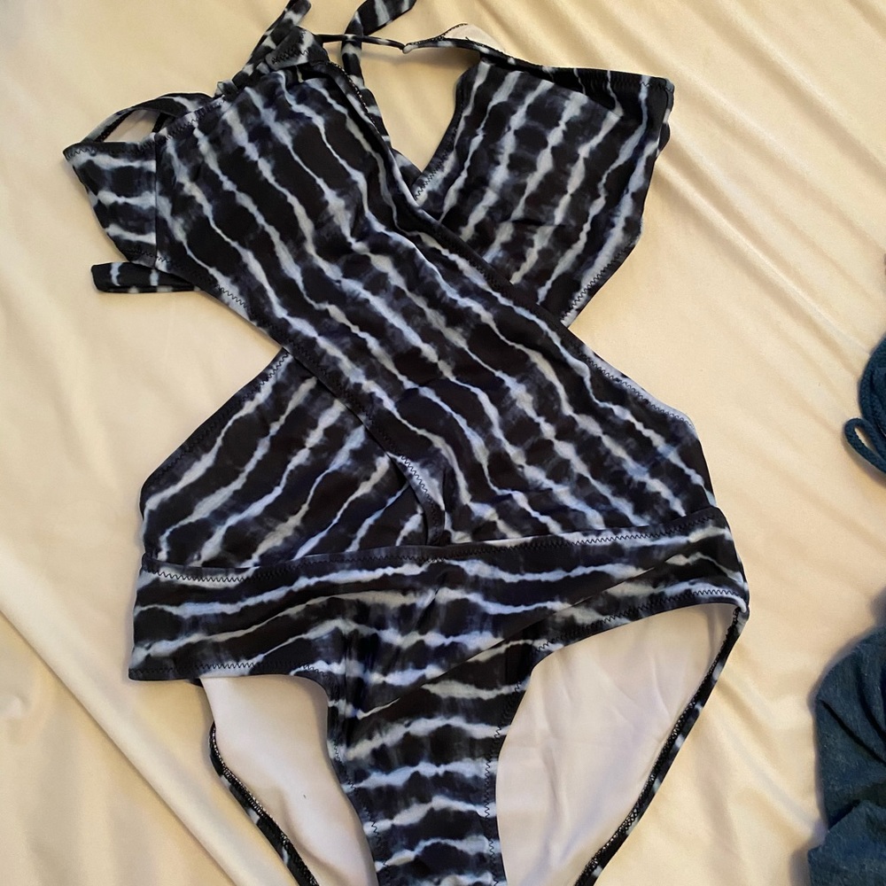 Brand new cross front monokini